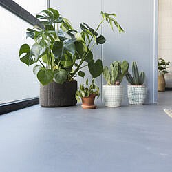 A. Bruizt cement-gietvloer